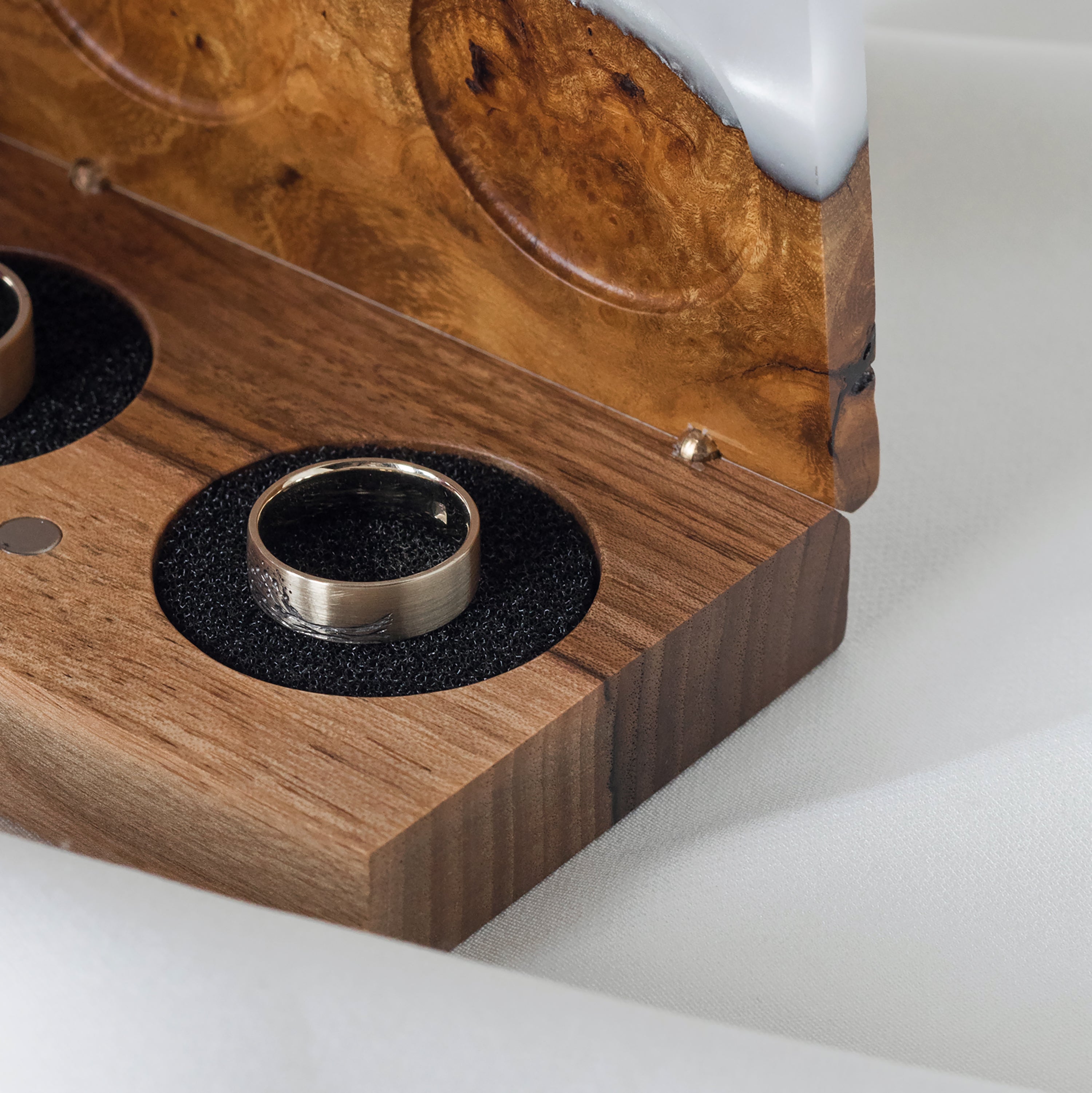 Wood & Resin Wedding Ring Box PIANO – Elm Platinum