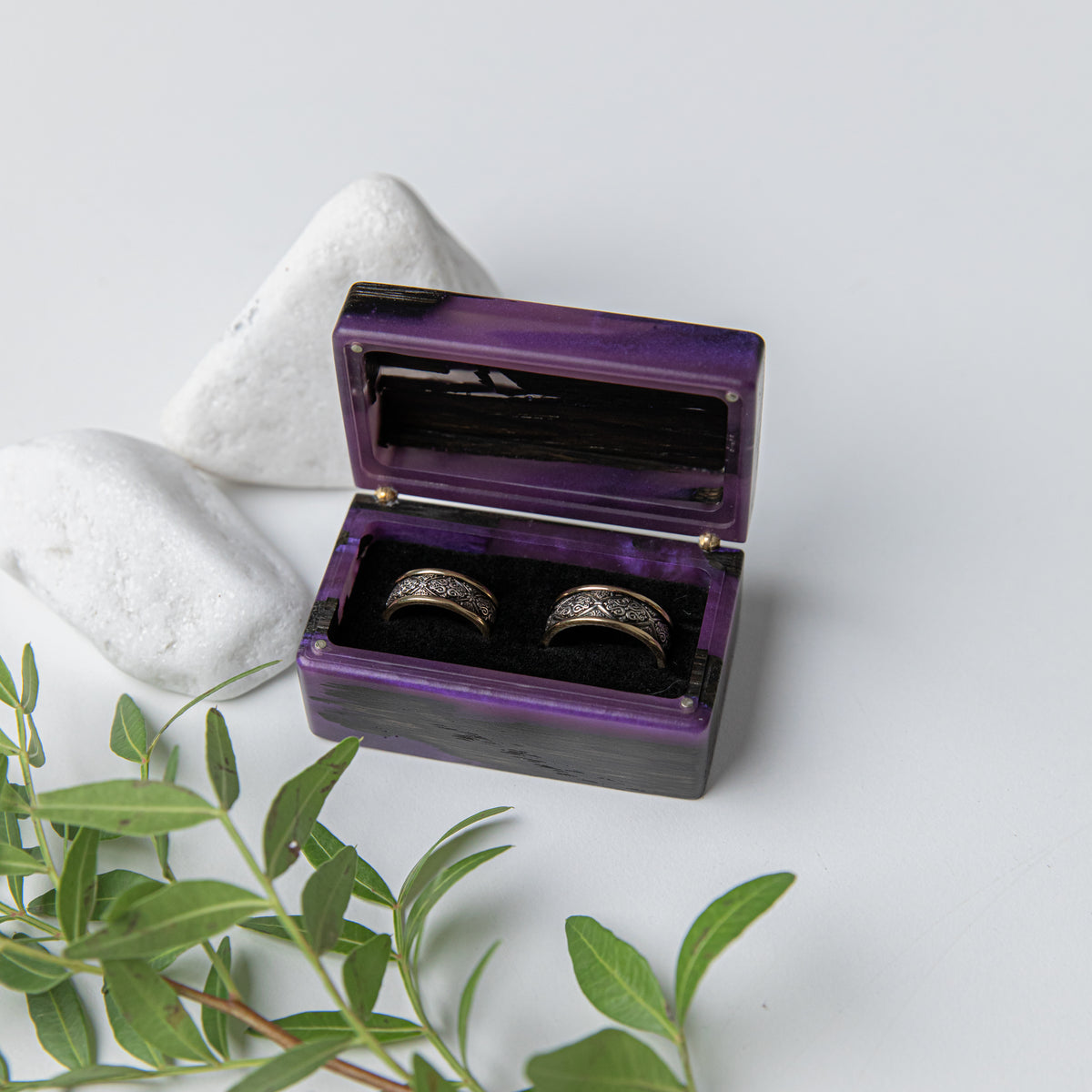 Wood & Resin Wedding Ring Box MUSE – Oak Purple