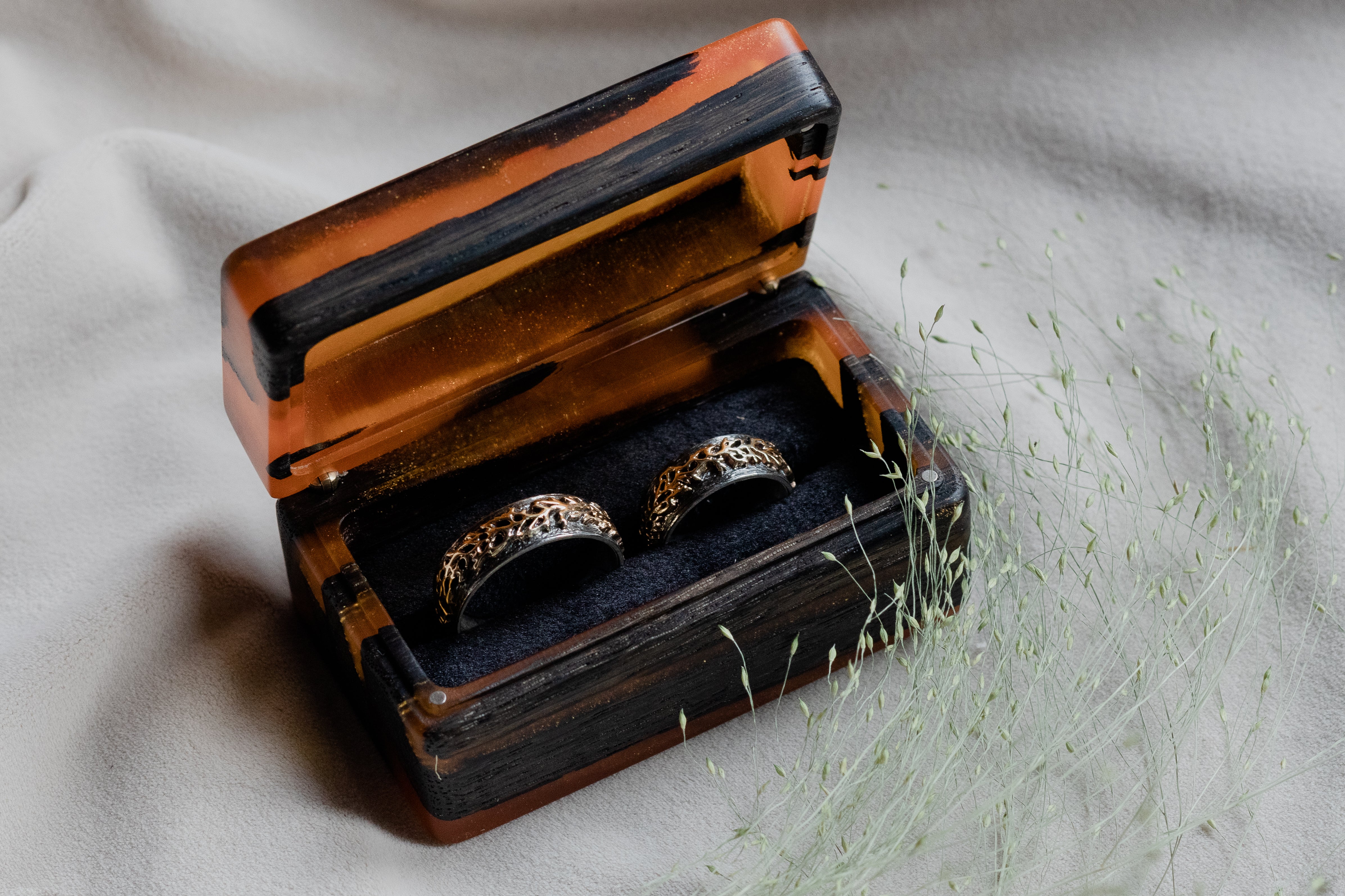 Wood & Resin Wedding Ring Box MUSE – Oak Amber