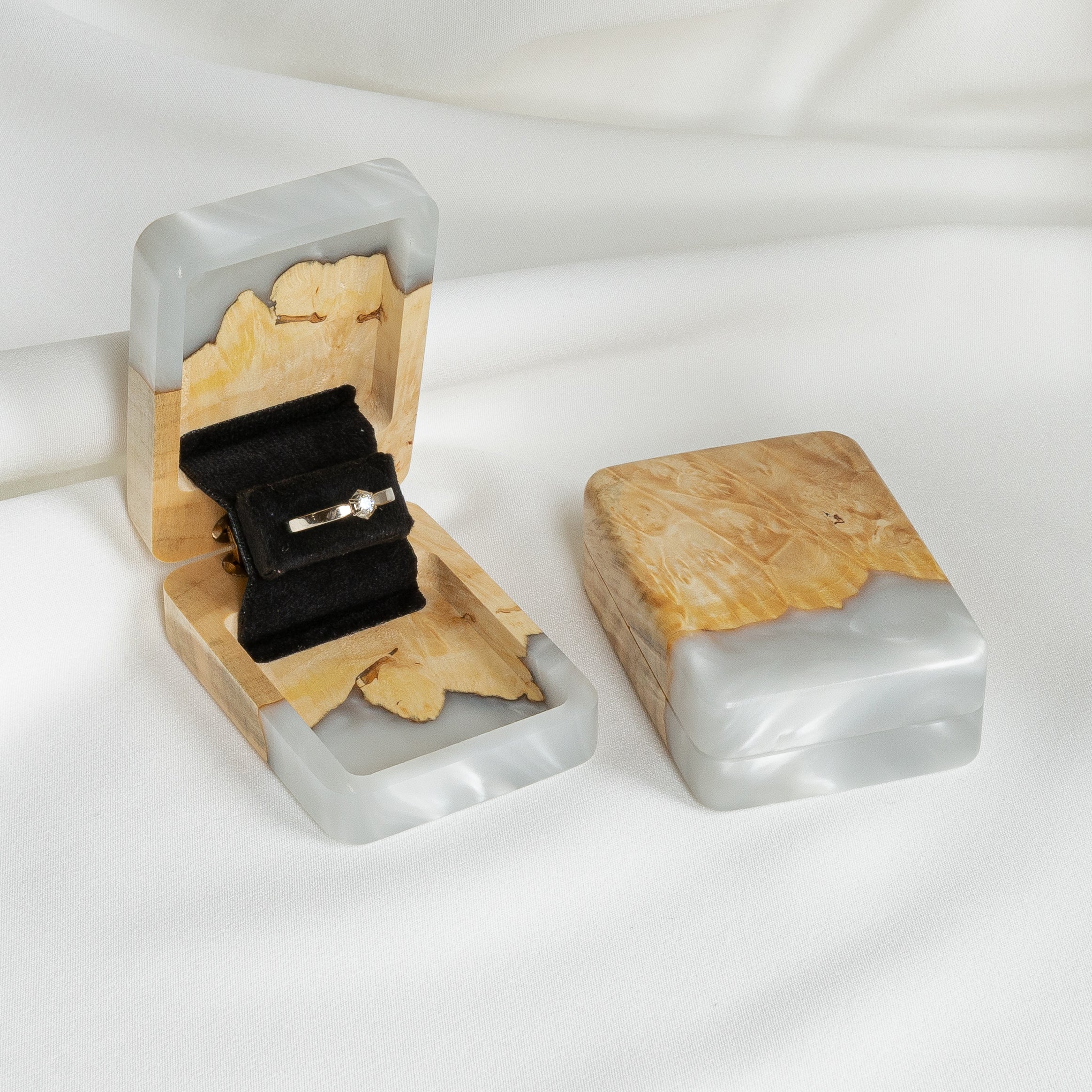 Wood & Resin Proposal Ring Box FLIP – Maple Platinum