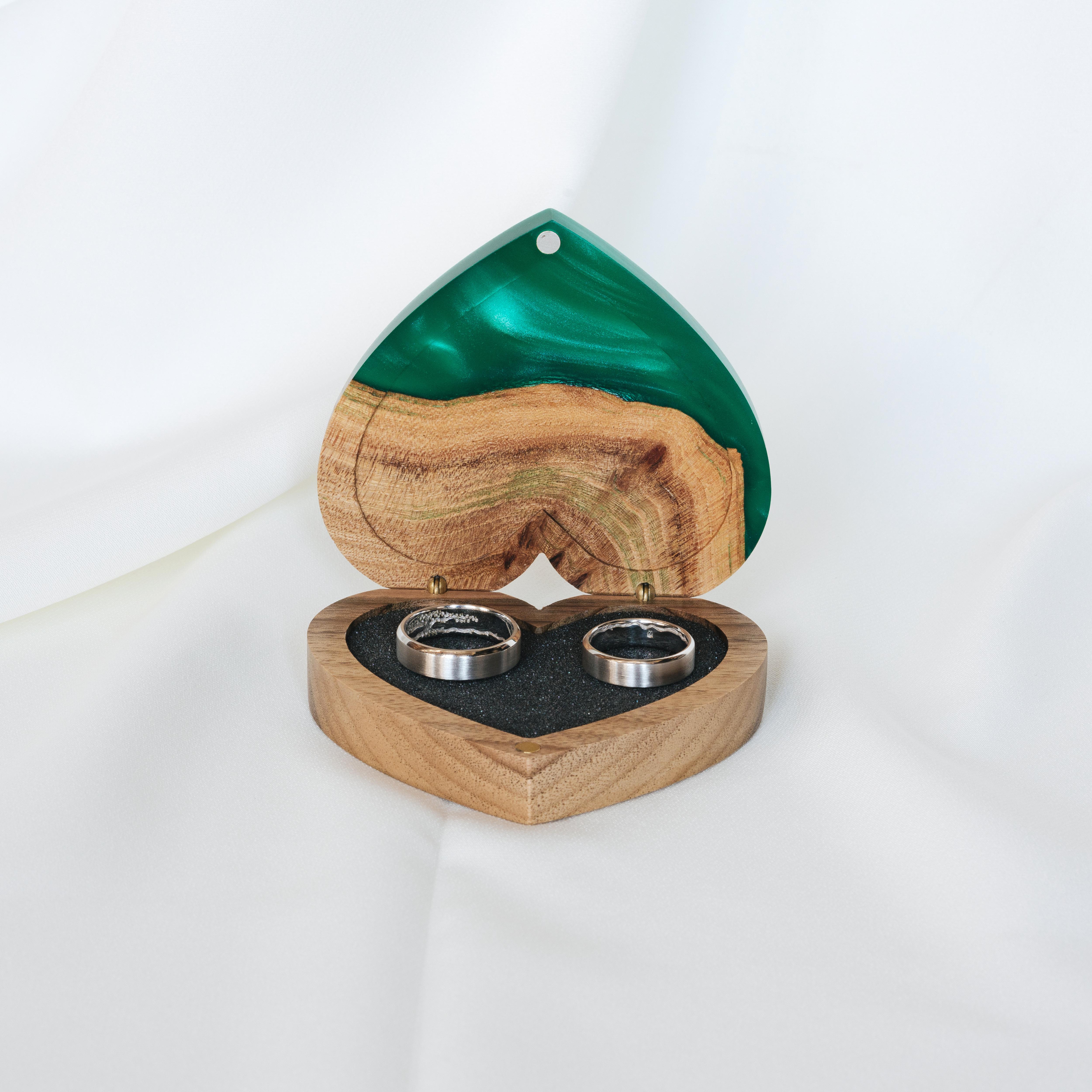 Wood & Resin Wedding Ring Box AMOUR – Elm Green