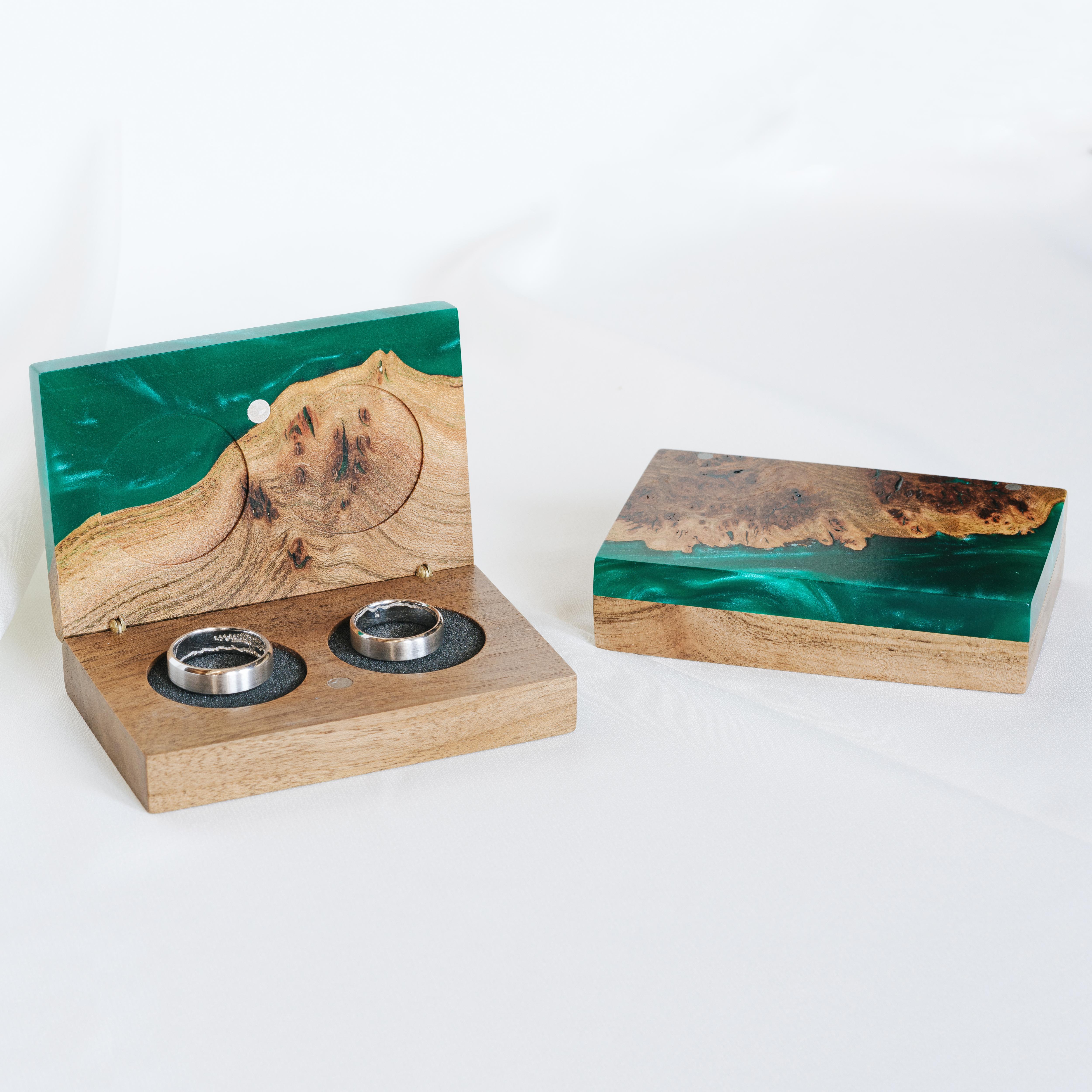 Wood & Resin Wedding Ring Box PIANO – Elm Green